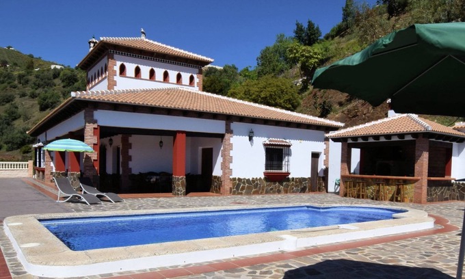 Sayalonga Villa | Family Villa with Garden