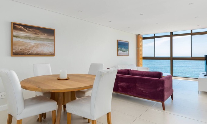 Mouille Point Apartment | Fantastic 2 Bedroom Ocean View Apartment