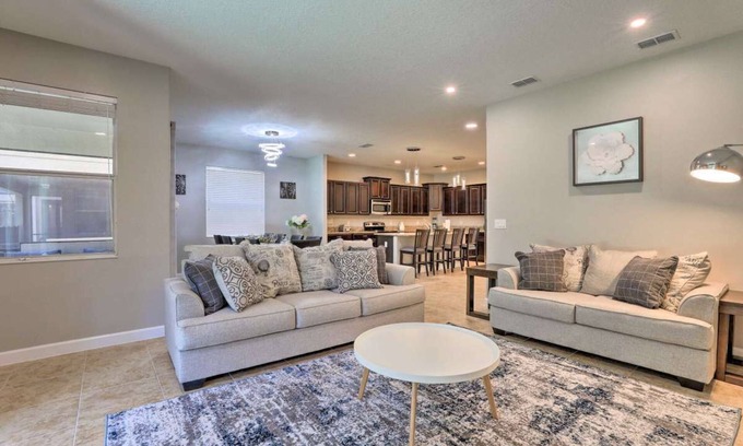 West Kissimmee House | Fantastic 2 KING bed EnSuite Villa w heated pool HOT TUB Mins to Disney