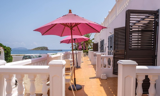 Es Canar Apartment | Fantastic Apartment by the Sea with Air Conditioning, Wi-Fi, Pool & Terrace
