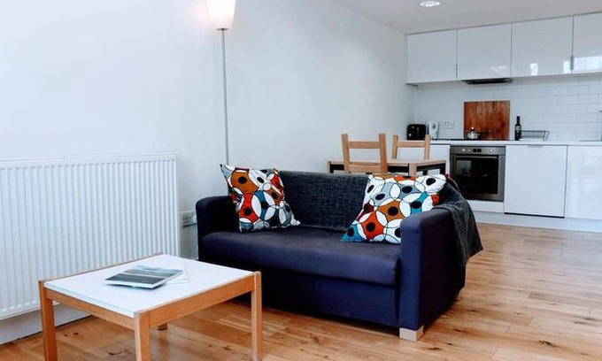 Newhaven Apartment | Fantastic Edinburgh Let - Unique Sculpture Studio!