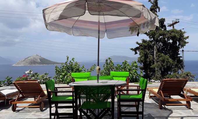 Kontos Cottage | Fantastic House with a Wonderful View of the Sea