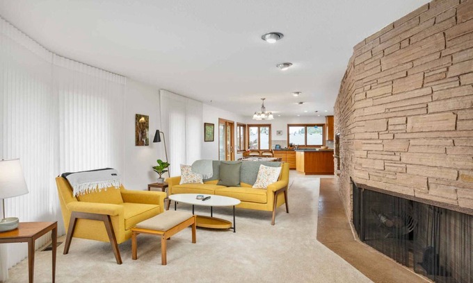 Gresham House | Fantastic Mid-Centuary Escape, Enormous Yard and Huge Deck, BBQ, Pet Friendly, Second Kitchen