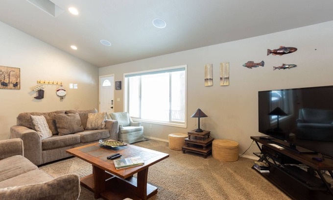Three Rivers House | Fantastic Single Level Lodge Style Retreat, Pet Friendly, Hot Tub, Close to Park, Trails, and River