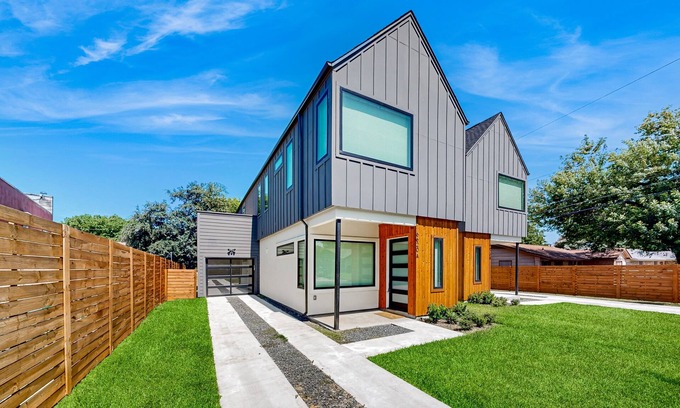 Highland House | Fantastic townhouse with enclosed backyard and high-speed internet