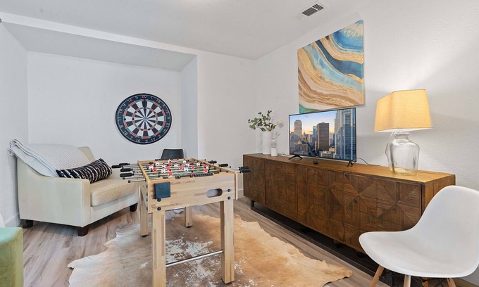 Montopolis House | Farbenfroh, 3BD Home, Large Backyard, 5 minute to Downtown, King Size Master Bed
