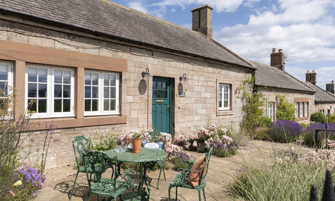 Berwick-upon-Tweed Cottage | FARM COTTAGE - short walk from Cheswick Sands beach, rural setting with sea view