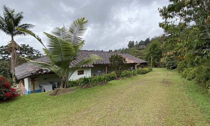 Guarne House | Farm in Guarne, quiet space near Medellín!