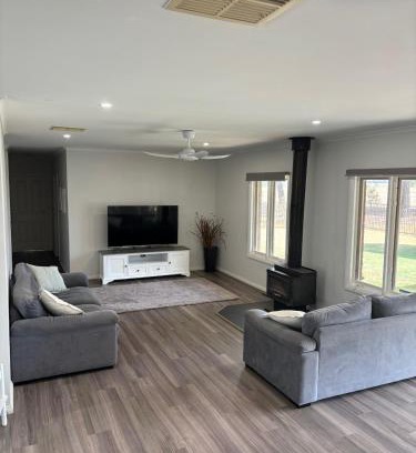 Yarrawonga House | Farm Stay 5 minutes from town