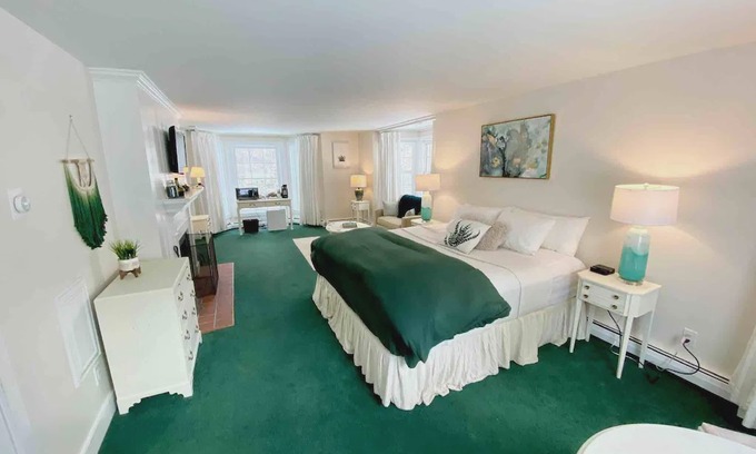 West Dover House | Farmhouse 2 and 3 - Farm Road Estate - 3mi to Mt Snow