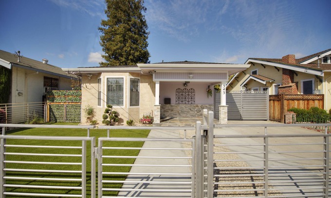 Burbank House | Fascinating single house in heart of Silicon Valley! Business & Family friendly!