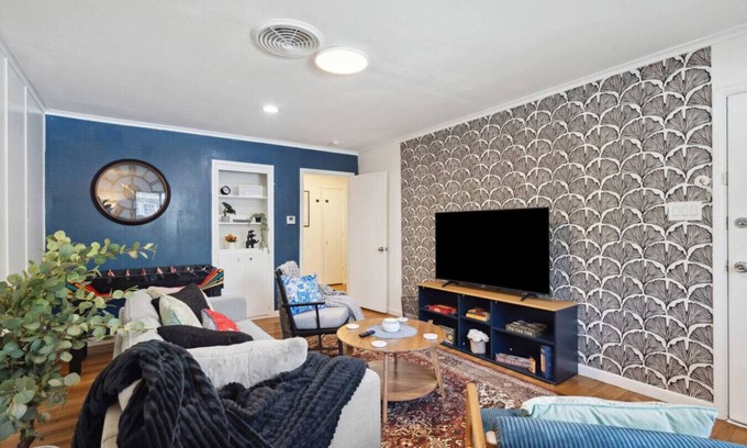 Fort Worth House | Fashionable TCU Walkable 2BD Home Away From Home!