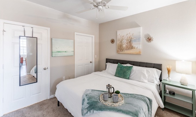Huntsville Apartment | Fast WiFi, King Bed, Gym - Free Parking