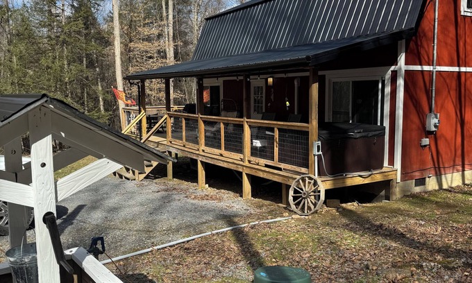 Nallen Cabin | Fayetteville, WV & Summersville, WV Proximity new built cabin w firepit & hottub