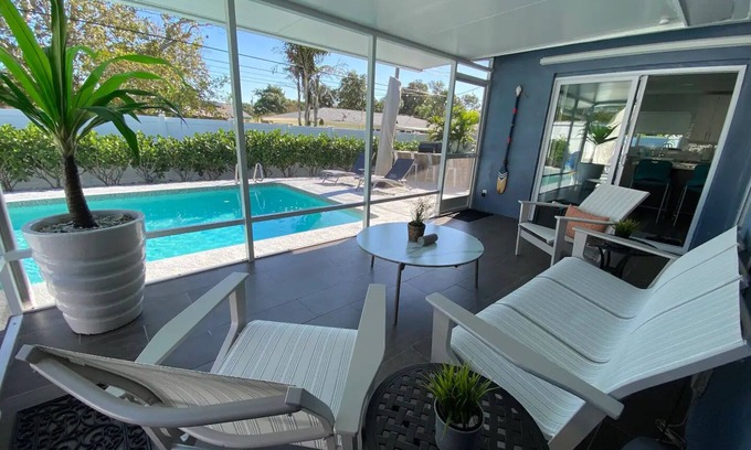 Largo House | ☆Featured on HGTV☆ Heated Pool, SleepNumber Beds, Beach Cruisers