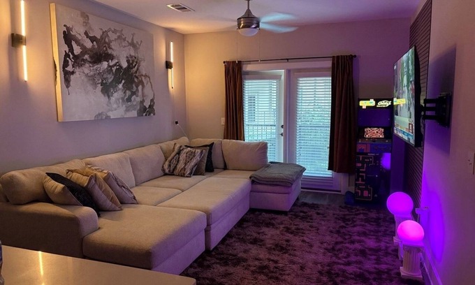 Sandy Springs Apartment | Feel at home in our 2 Bed 2 Bathroom, pool view, game room, palace in Atlanta.
