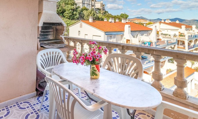 Llanca Apartment | Fener de Dalt 88 - apartment with wifi and pool
