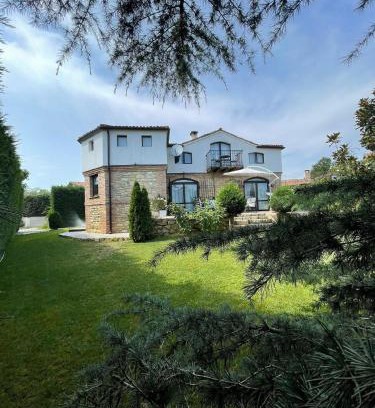Varna House | Ferienhaus auf zwei Etagen, mit Garten und überdachtem Grillplatz