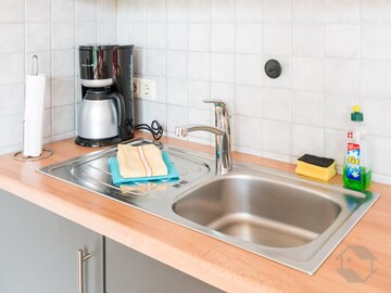 Alt-Betzenhausen Apartment | Ferienwohnung 2, rot mit 23qm, 1-2 Personen-Ferienwohnung Seepark Freiburg 2 Rot Küchenzeile