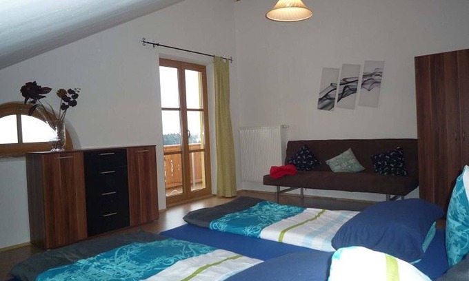 Bad Endorf Apartment | Ferienwohnung, 40 qm Dachgeschoss, Wohn- und Schlafraum kombiniert