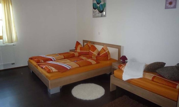 Bad Endorf Apartment | Ferienwohnung, 90 qm Erdgeschoss, 2 separate Schlafzimmer