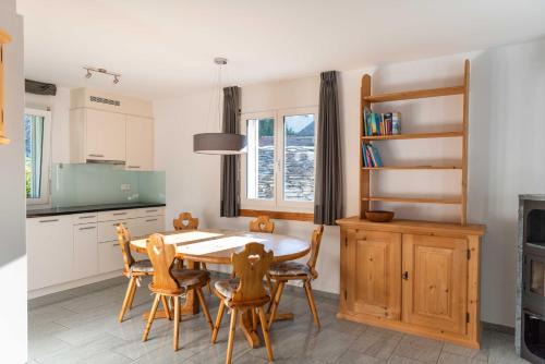 Spluegen Apartment | Ferienwohnung Mengelt, Splügen