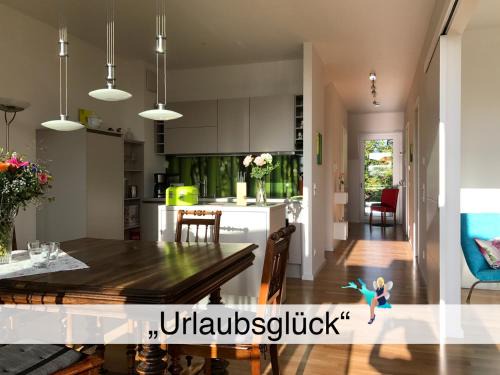 Insel Apartment | Ferienwohnung Urlaubsglück- lichtdurchflutete Wohnung mit Balkon und Seesicht