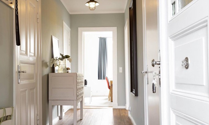 Laboe Apartment | Ferienwohnung "villa Laboe" Über 85qm² bis zu 5 Personen. Wohnzimmer mit Großer, Gemütlicher Sitzgruppe , Volleingerichtete Küche mit Geschirrspüler und Essplatz, Geäumiger Flur mit Garderobe, Smart-tv, Blu-ray, W-lan, 2 mal