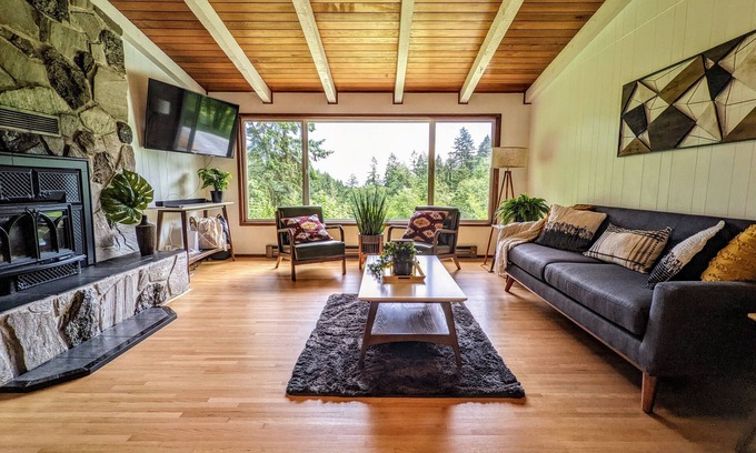 Eugene House | Fern Forest Hideaway on Beautiful 10 Acres