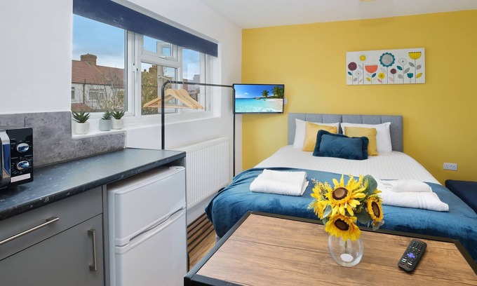 Sudbury Apartment | Fernbank Studios Sudbury Hill Harrow with En-Suite - 13