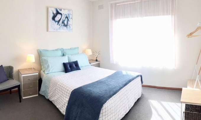 Norlane Apartment | FERNLY BFast, WiFi Nflx AC Walk2Pizza Liquor Deli,