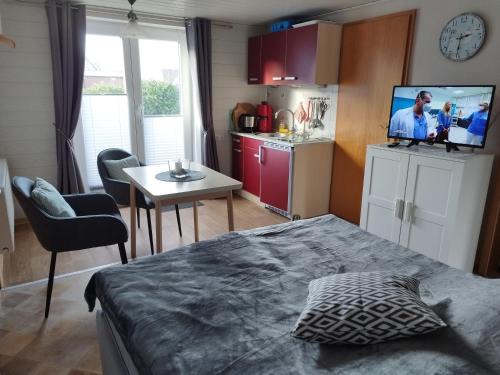Dahme Apartment | Fewo 3, Box-Bett, Terrasse Extra Zimmer m 1 Bett