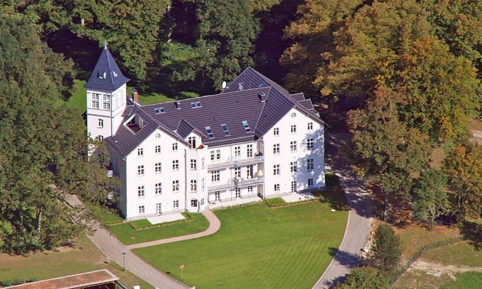 Hohen Niendorf Apartment | FeWo iim Jagdschloss Hohen Niendorf near Kuehlungsborn