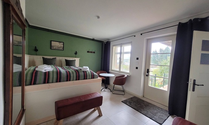 Ostrau Apartment | Fewo Schwalbennest im Hillehof Ostrau Balkon Ladestation Bergblick