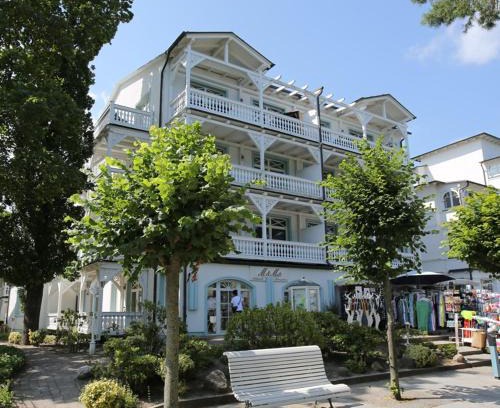 Binz Apartment | FeWos direkt am Strand, mit Südbalkon oder mit Balkon mit Meerblick, Villa Strandburg, Binz