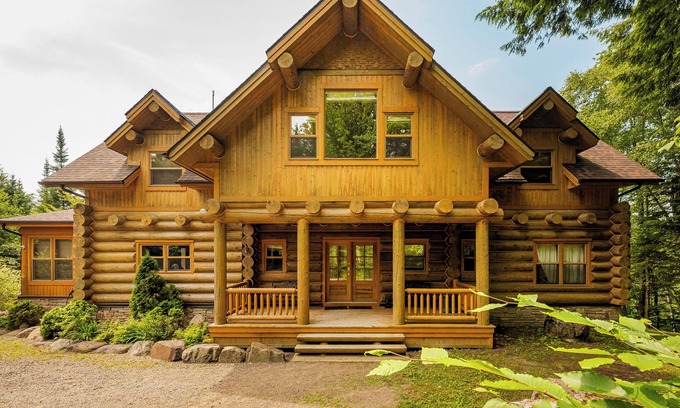 Fiddler Lake Resort House | Fiddler Lake Resort Chalet + Private Jacuzzi