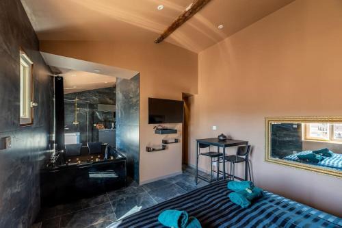 Vaise Apartment | Fifty Shades Suite