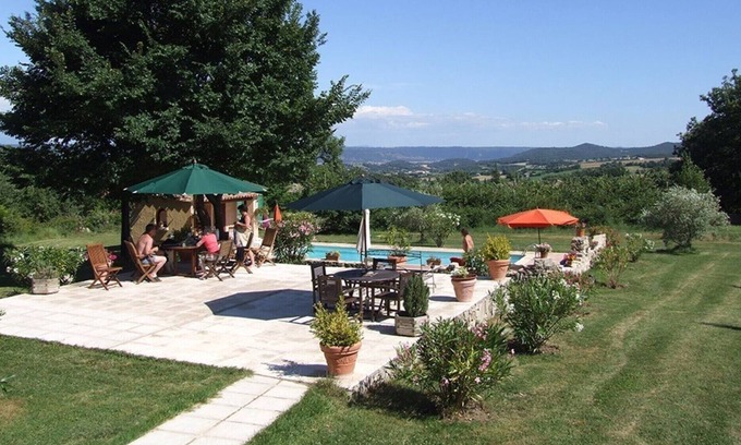 Pierrerue Villa | Finca "Maison Coquelicot - Mas de bel Air" with Shared Pool & Wi-Fi