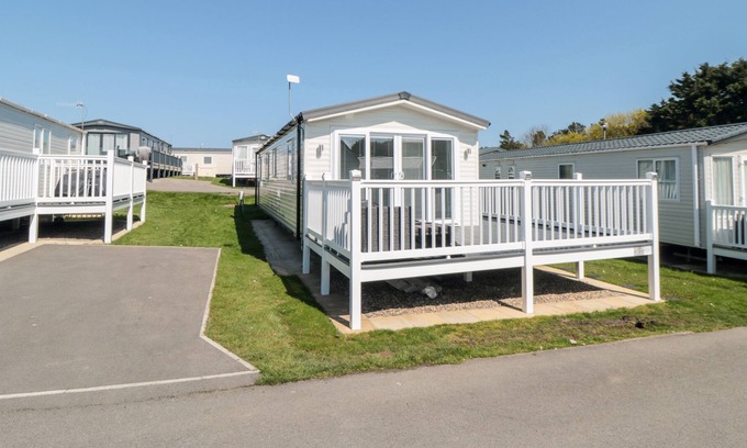 Cayton Bay Cabin | FINCH 5, country holiday cottage, with a garden in Cayton
