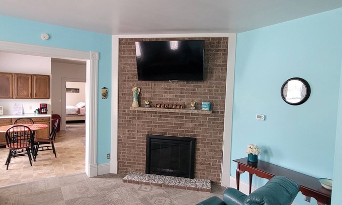 Owosso House | Fins Inn Apt A