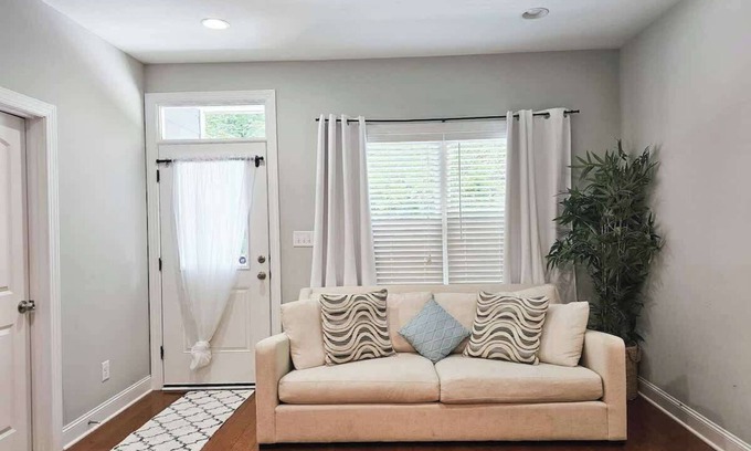 Chapel Hill Apartment | Fire Pit - 4 Min. from UNC - 7 Min. from Carrboro - Fast Wi-Fi