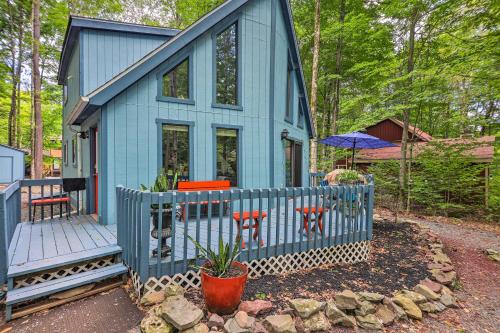 Pocono Lake House | Fire Pit and Deck Colorful Cabin in Pocono Lake!