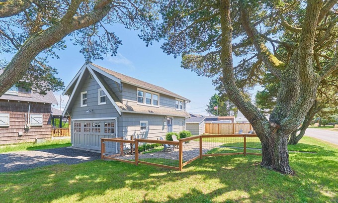Long Beach House | Fire Pit, BBQ, Fenced Yard, Walk to Beach (Calm)