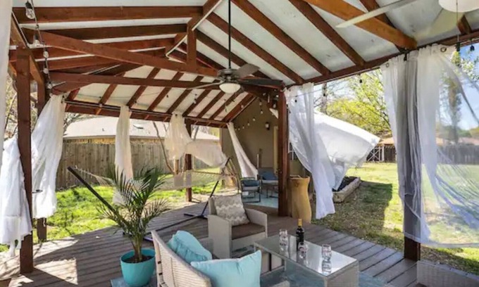 New Braunfels House | Fire Pit | Cozy | Pets OK | WiFi | Fenced Yard
