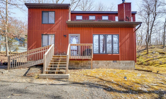 Bushkill Cabin | Fire Pit & Gas Grill: Charming Poconos Abode!