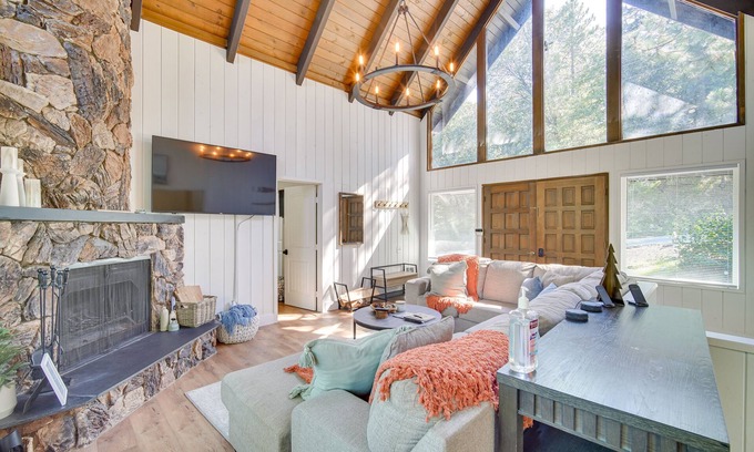 Lake Arrowhead Cabin | Fire Pit + Mtn Views: Lake Arrowhead Cabin!
