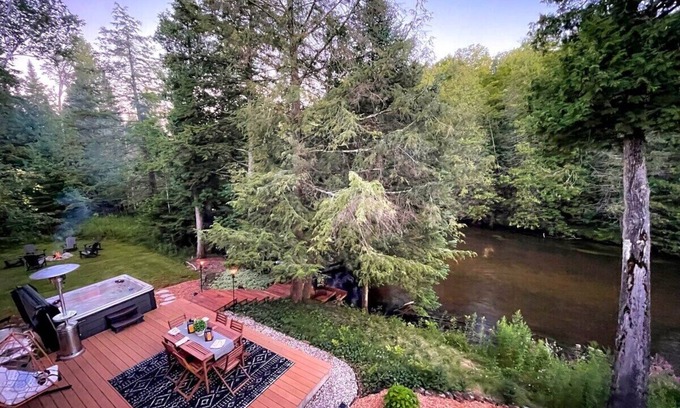 Mayfield House | Firefly Lodge on the Boardman River!