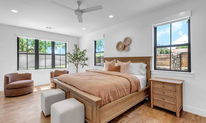 Kingsland House | Firefly: Luxury w/pool, boat slip, sports court