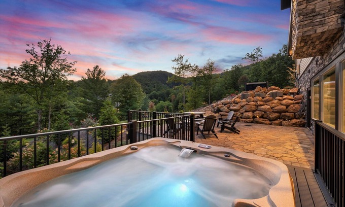 Gatlinburg - Pigeon Forge House | Firefly Mtn Retreat ~ Luxury 4BR Pool Cabin in The Summit at Bluff Mountain