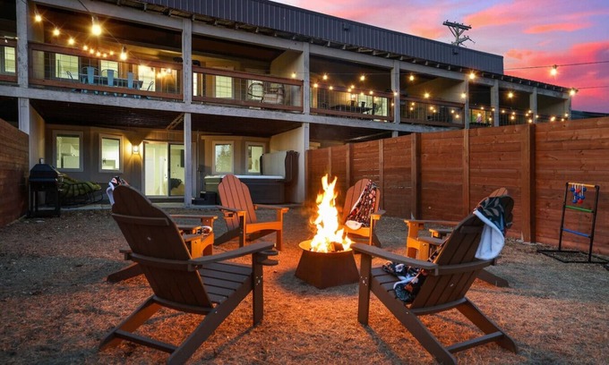 Custer Apartment | Fireside Grove | Downtown Stay w/Hot Tub
